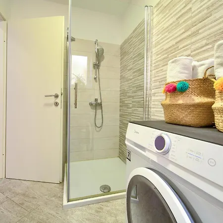 1 Bedroom Stunning In Apartment