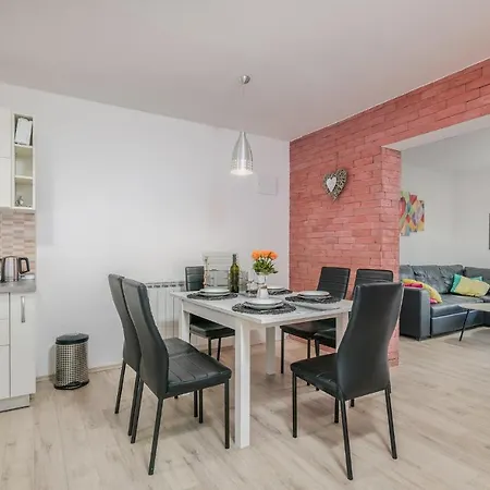 Apartment Stunning In With Kitchen Vrbnik (Primorje-Gorski Kotar)