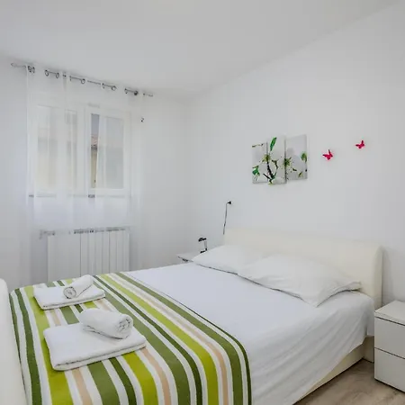 Apartment Stunning In With Kitchen *